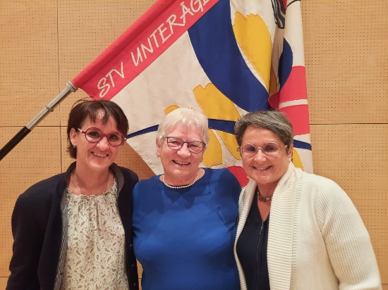 Unser neues Ehrenmitglied Trudi Kempf (Mitte) mit den beiden Laudatorinnen Claudia Hindenlang (l.). und Brigitte Witprächtiger (r.)